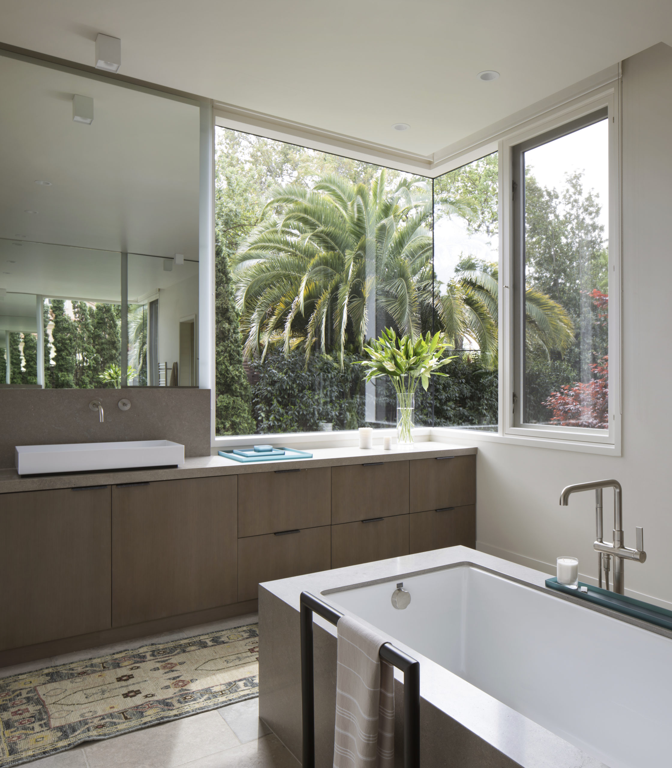 Jennifer_robins_interiors_projects_downtown_sonoma_8_bathroom_sink_bathtub
