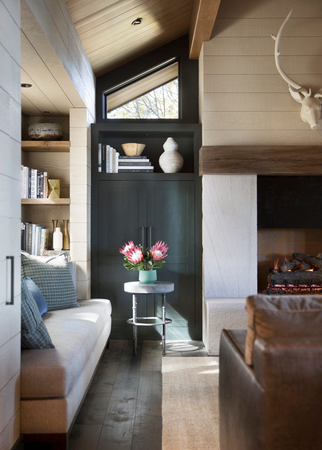Jennifer_robins_interiors_projects_lake_tahoe_Leupold_04_living_room_bay_window_fireplace