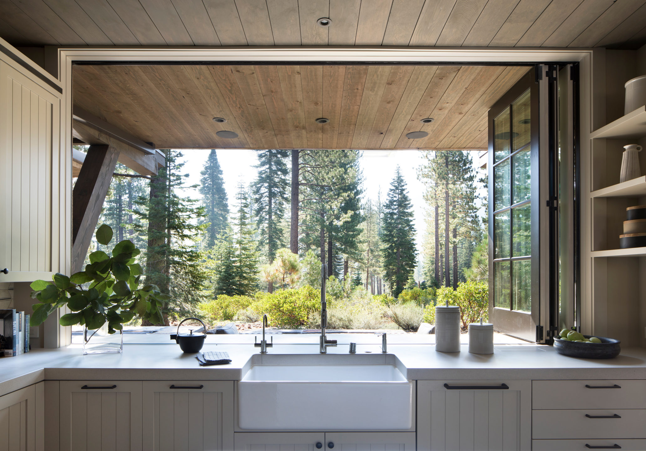 Jennifer_robins_interiors_projects_martis_camp_Del_Grand_03_HR_kitchen_sink_ws