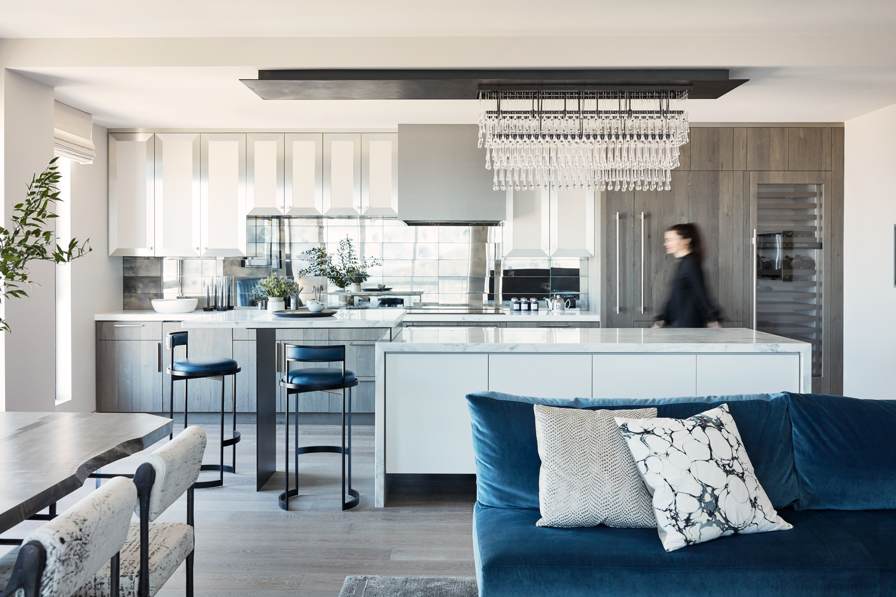 Jennifer_robins_interiors_projects_russian_hill_SF_9JRI.1070GreenSt_050_living_room_LR_kitchen