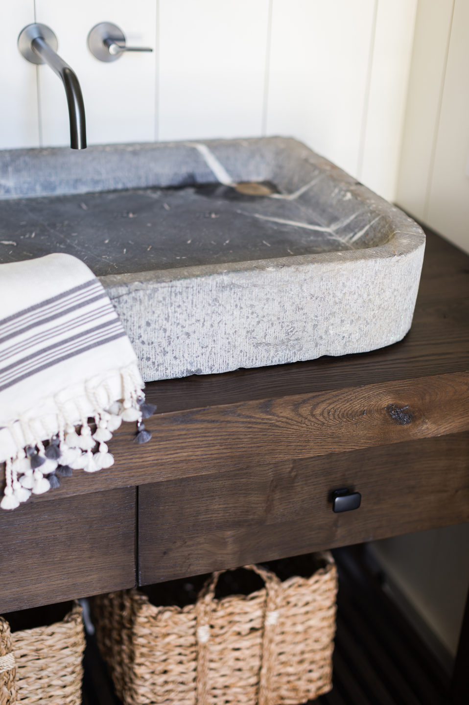 Jennifer_robins_interiors_projects_south_bay_AlyssaRosenheck2016-38_bathroom_sinks_details