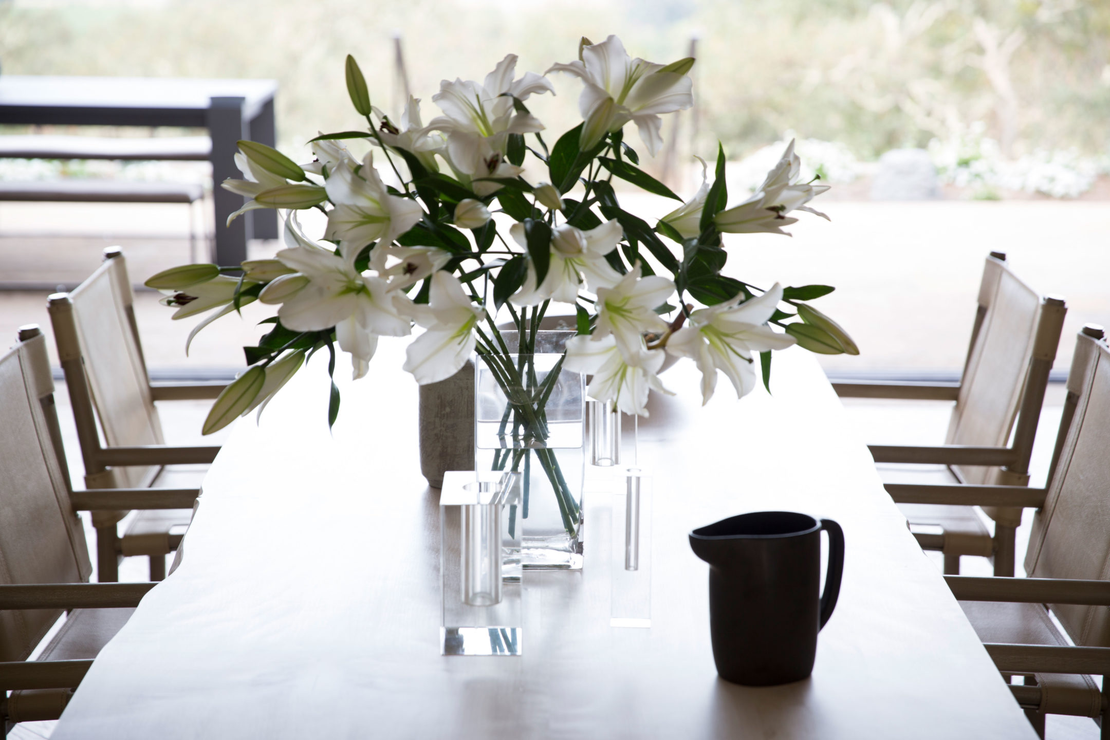 Jennifer_robins_interiors_projects_st_helena_details_flowers_table3Conn